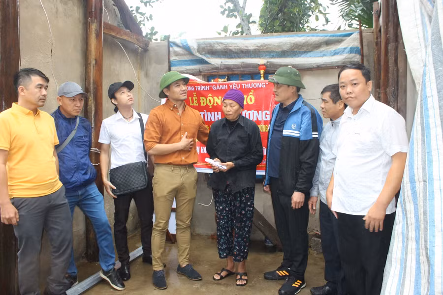 Diễn viên Quý Bình và đoàn trao 70 triệu đồng để làm nhà cho bà Nguyễn Thị Hảo (xã Thạch Hạ, TP Hà Tĩnh).