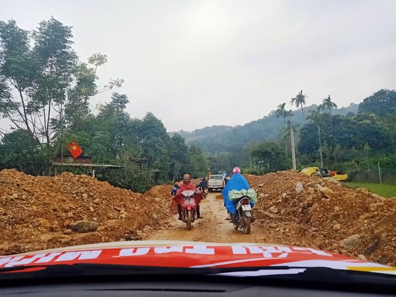 Đoàn cứu trợ vượt hàng trăm km đường núi khó khăn đến với đồng bào dân tộc Chứt.