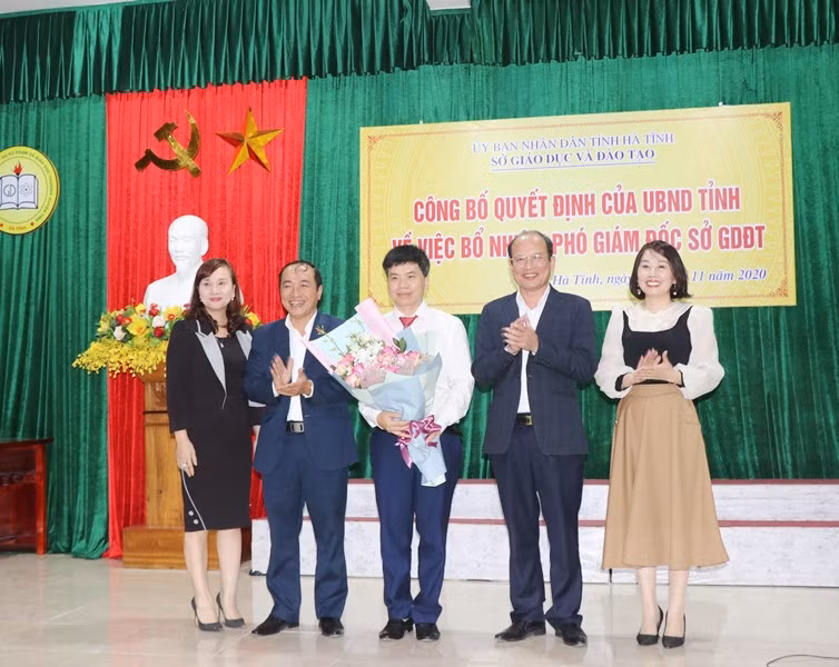 Lãnh đạo Sở GD&amp;ĐT tặng hoa chúc mừng ông Nguyễn Hồng Cường.