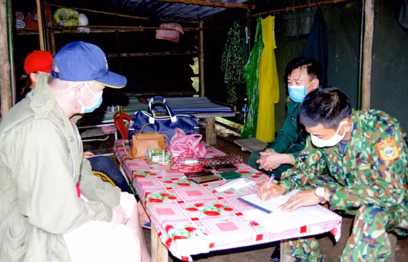 Lực lượng chức năng làm việc với các đối tượng.