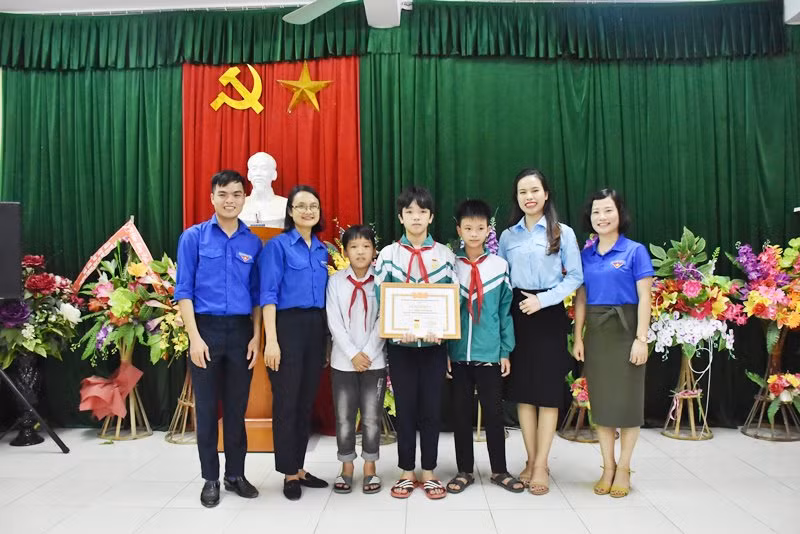 Thừa ủy quyền của BCH Trung ương Đoàn, Tỉnh đoàn Hà Tĩnh đã trao tặng Huy hiệu “Tuổi trẻ dũng cảm” cho em Phan Văn Quang.
