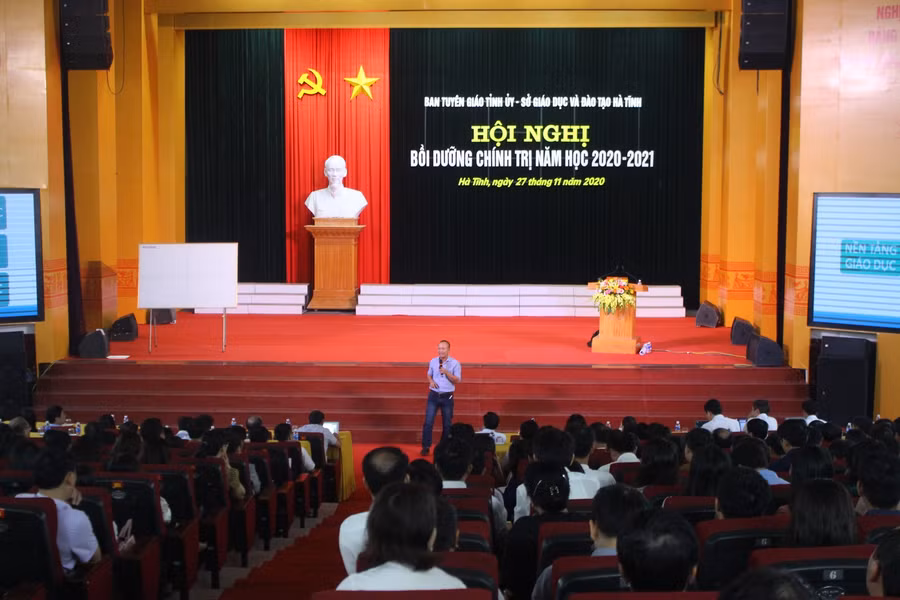 Diễn giả, TS. Đặng Ngọc Toàn – chuyên gia tư vấn phát triển bền vững, truyền đạt các chuyên đề tại hội nghị.