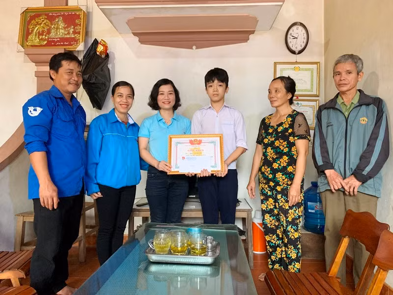 Huyện Đoàn Đức Thọ trao giấy khen cho em Phan Văn Quang.