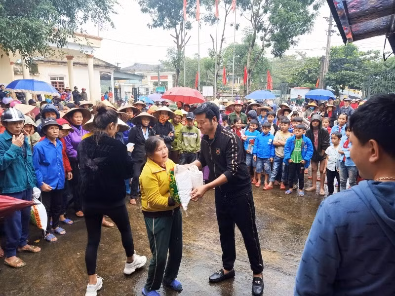 Đại diện Báo GD&amp;TĐ, nhà báo Văn Dũng trao trực tiếp phần quà nhỏ đến bà con Hương Liên.