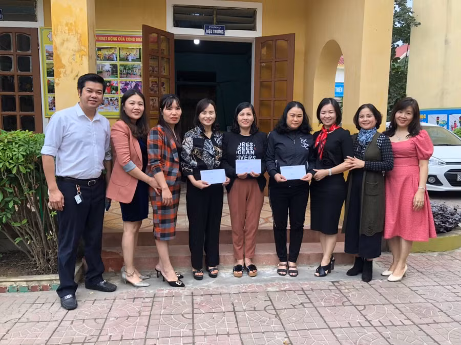 Trao 20 triệu đồng ủng hộ các giáo viên bị thiệt hại do đợt mưa lũ vừa qua tại trường Mầm non Thạch Linh