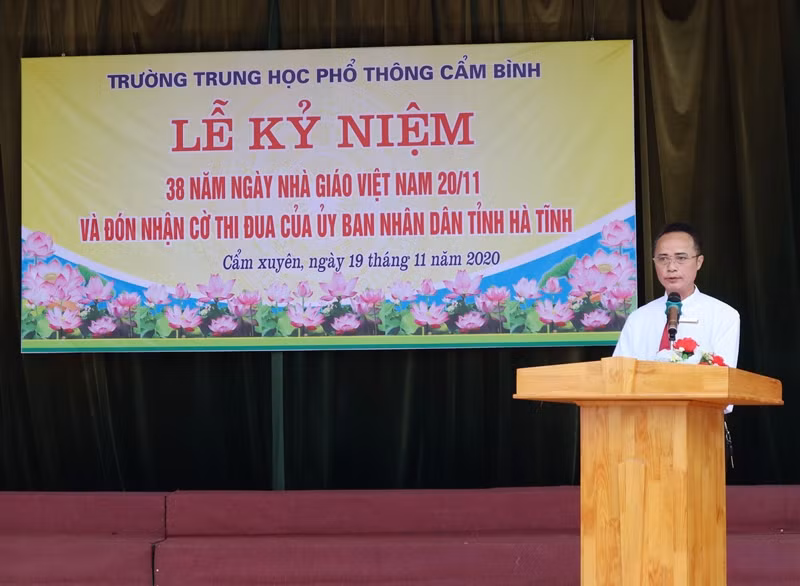 Thầy Nguyễn Văn Quang, hiệu trưởng trường.