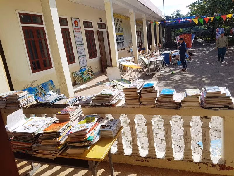 Nhiều trường chịu thiệt hại lớn về trang thiết bị, đồ dùng học tập, nhất là sách vở sau trận lũ thời gian qua tại Hà Tĩnh.