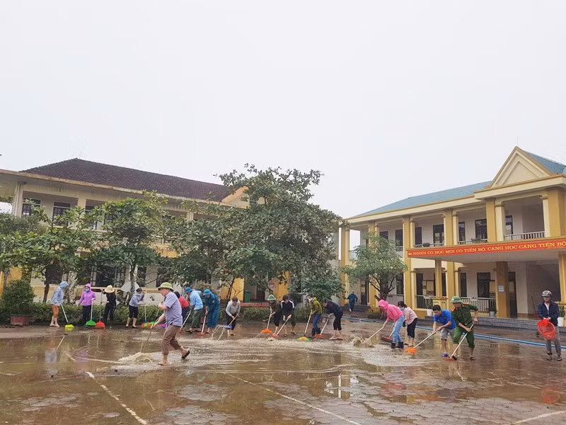 Trường Tiểu học Thạch Đài dọn vệ sinh ngay sau khi nước lũ rút.