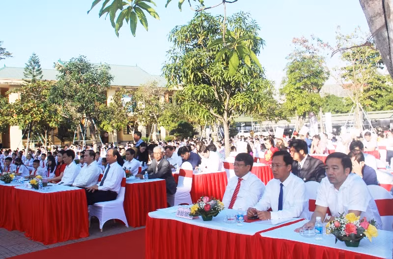 Sáng 20/11, Trường THCS Lê Văn Thiêm long trọng tổ chức lễ kỷ niệm 38 năm ngày Nhà giáo Việt Nam (20/11/1982- 20/11/2020) và đón nhận Huân chương Lao động hạng Nhất.