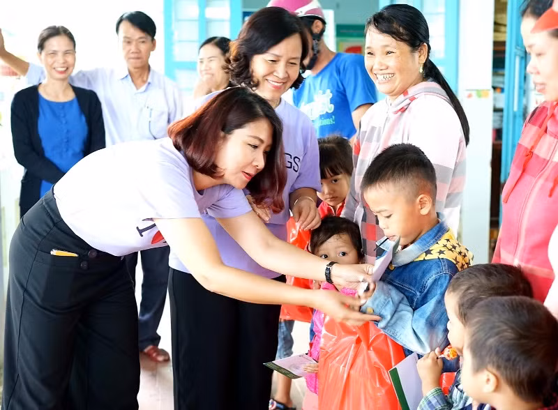 Đại diện trường Newton trao nhiều phần quà đến học sinh vùng lũ.