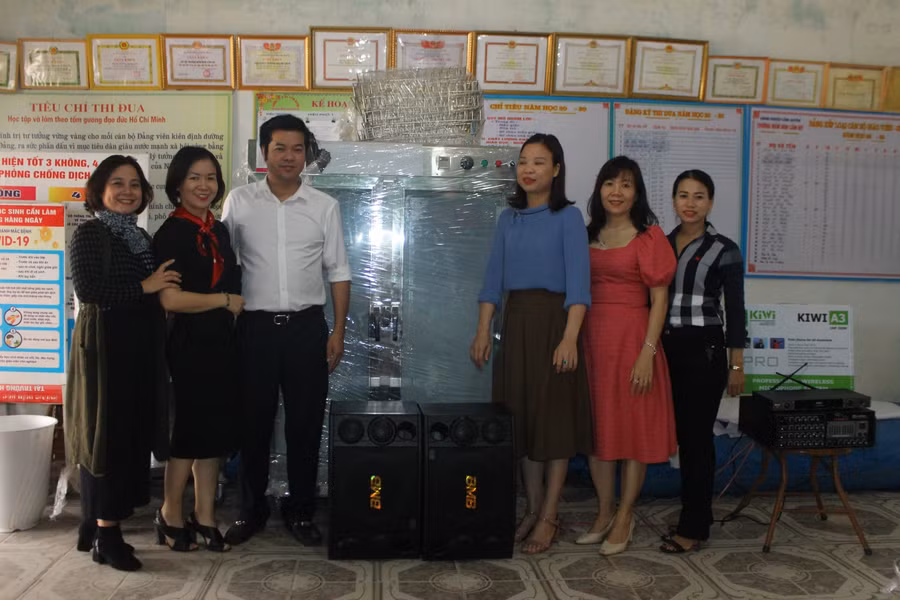 Hà Tĩnh: Trao hàng trăm bộ bàn ghế đến học sinh vùng lũ ảnh 3