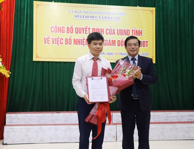 Lãnh đạo tỉnh Hà Tĩnh trao quyết định bổ nhiệm ông Nguyễn Hồng Cường - Phó Giám đốc Sở GD&ĐT Hà Tĩnh.
