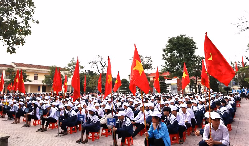 Học sinh toàn trường dự lễ kỷ niệm.