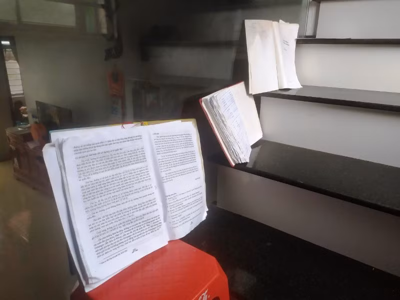 Tại gia đình các em học sinh sách vở cũng bị ngâm nước hư hỏng nhiều.