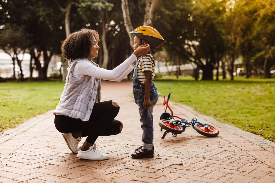 Diễn và đóng vai các tình huống liên quan đến những người mà con bạn có thể biết. (Ảnh: ITN).