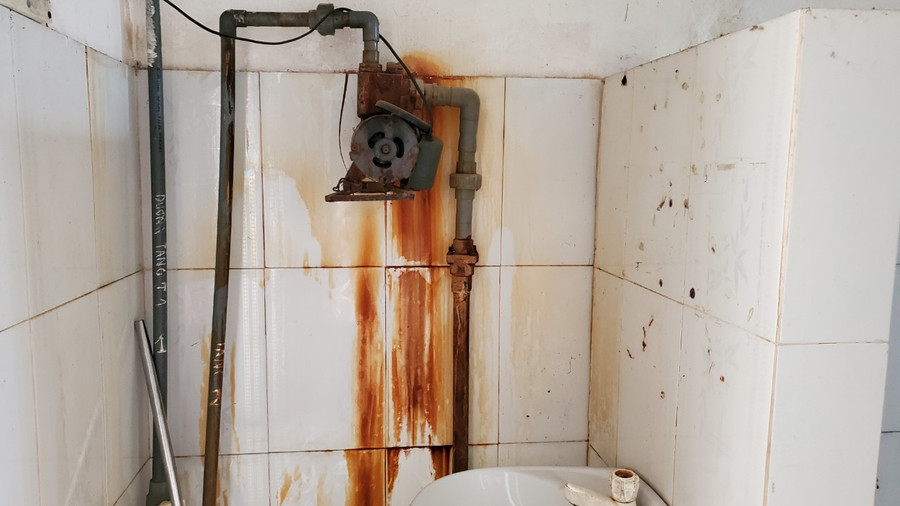 Cơ sở vật chất không đảm bảo khiến hàng chục học sinh không đến trường. (Ảnh: NT)