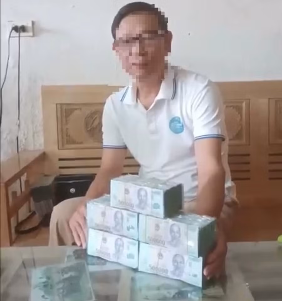 Người đàn ông được cho là đầu mối tại Thanh Hoá quay video quảng cáo được Công ty tặng thưởng hàng trăm triệu đồng để lôi kéo "con mồi". (Ảnh: Cắt từ clip) Người đàn ông được cho là đầu mối tại Thanh Hoá quay video quảng cáo được Công ty tặng thưởng hàng trăm triệu đồng để lôi kéo "con mồi". (Ảnh: Cắt từ clip)