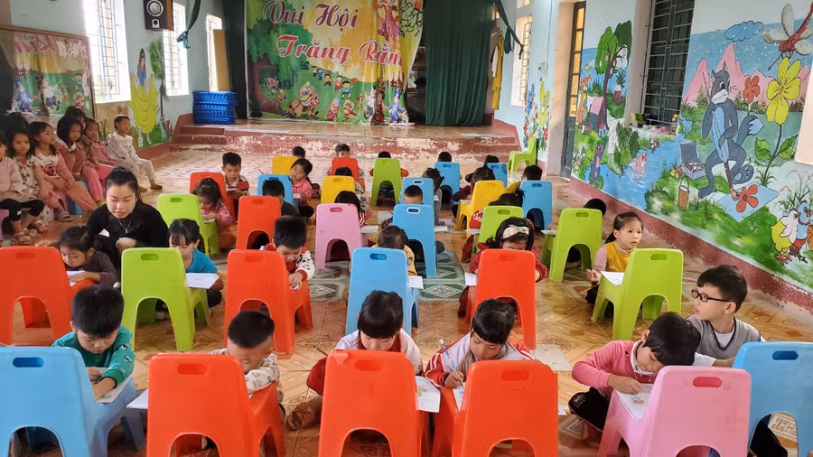 Học sinh dùng ghế thay bàn. (Ảnh: NT)