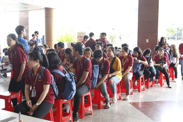 Rất đông học sinh đăng ký tình nguyện hiến máu. Rất đông học sinh đăng ký tình nguyện hiến máu.