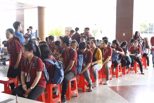 Rất đông học sinh đăng ký tình nguyện hiến máu. Rất đông học sinh đăng ký tình nguyện hiến máu.