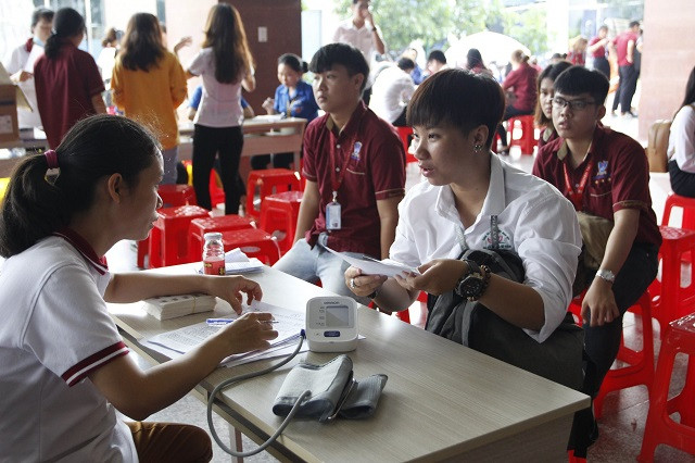 Nhiều sinh viên đã hiến máu tình nguyện nhiều lần trong năm. Nhiều sinh viên đã hiến máu tình nguyện nhiều lần trong năm.