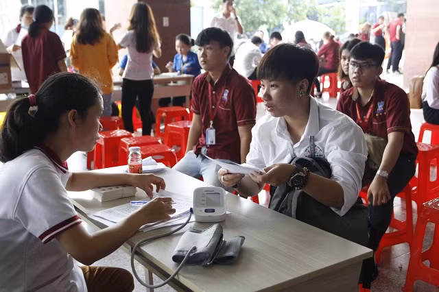 Nhiều sinh viên đã hiến máu tình nguyện nhiều lần trong năm. Nhiều sinh viên đã hiến máu tình nguyện nhiều lần trong năm.