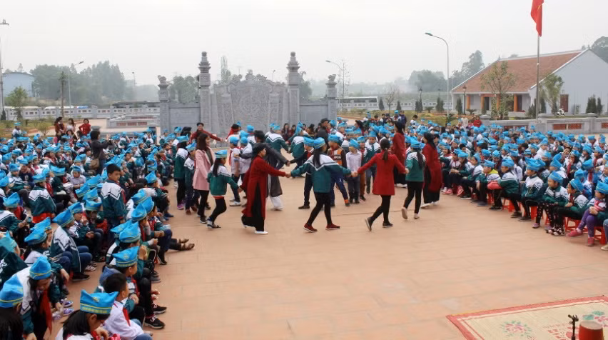 Giờ học ngoại khóa hát Xoan của Trường Tiểu học Đinh Tiên Hoàng (Việt Trì, Phú Thọ)