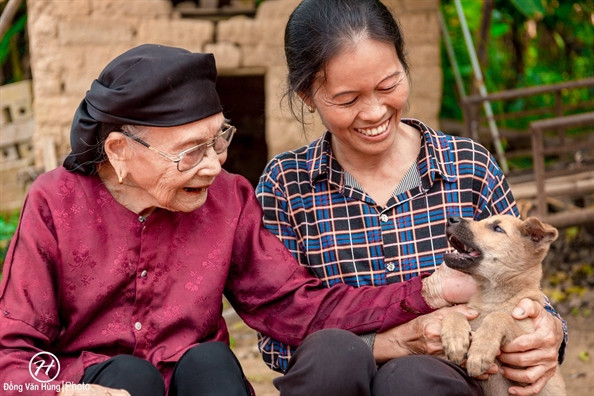 Rung động với những bức ảnh của chàng trai "dành cả thanh xuân" chụp bà ngoại 100 tuổi hình ảnh 7 rung dong voi nhung buc anh cua chang trai "danh ca thanh xuan" chup ba ngoai 100 tuoi hinh anh 7