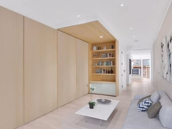  Phòng khách trong căn nhà có nội thất đơn giản. 