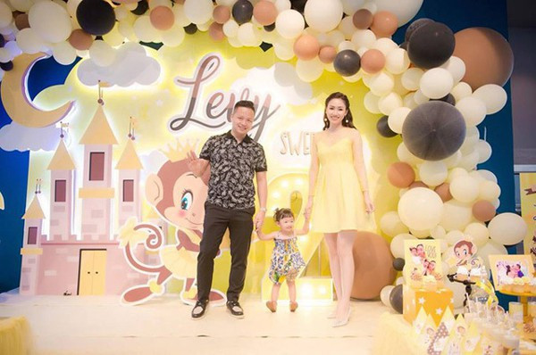 Gia đình đặc biệt có 2 Á hậu xinh đẹp cùng lấy chồng đại gia ảnh 6 Sau khi kết hôn, Á hậu Trà My có cuộc sống hạnh phúc bên chồng và con gái. Nhiều lúc cô cũng trầm cảm vì sự kỳ vọng của bản thân. Nhưng nhờ có tình yêu thương của chồng, người đẹp này đã vượt qua được quãng thời gian không vui ấy.