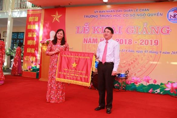 Nhà trường vinh dự nhận cờ thi đua của UBND Thành phố Hải Phòng năm học 2017-2018 