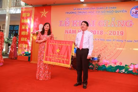 Nhà trường vinh dự nhận cờ thi đua của UBND Thành phố Hải Phòng năm học 2017-2018 