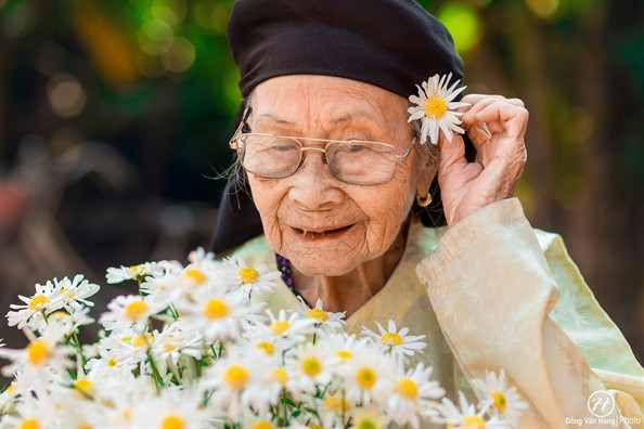 Rung động với những bức ảnh của chàng trai "dành cả thanh xuân" chụp bà ngoại 100 tuổi hình ảnh 4 rung dong voi nhung buc anh cua chang trai "danh ca thanh xuan" chup ba ngoai 100 tuoi hinh anh 4