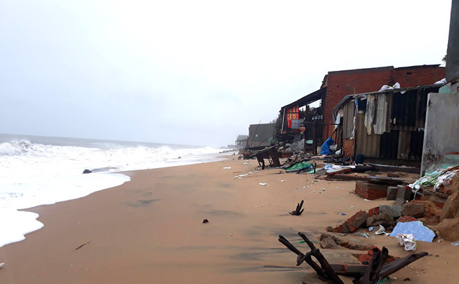 Sóng biển đe dọa hàng chục ngôi nhà tại xã Tiến Thành, TP Phan Thiết. Ảnh:Tuấn Kiệt. Bao so 9 van vu giat sap nhieu nha, giao thong chia cat hinh anh 2