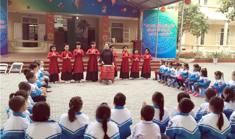 Nghệ nhân hát Xoan đến hướng dẫn cho học sinh Trường Tiểu học Đinh Tiên Hoàng Nghệ nhân hát Xoan đến hướng dẫn cho học sinh Trường Tiểu học Đinh Tiên Hoàng