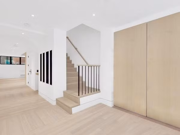  Ngôi nhà còn có 1 tầng hầm làm nơi chứa đồ và giặt là quần áo. 