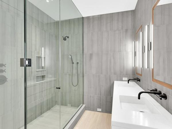 Tận dụng 3m đất thừa, xây nhà phố rao bán 116 tỷ gây choáng ảnh 9 Có 3 phòng tắm lớn và một phòng tắm nhỏ trong nhà.