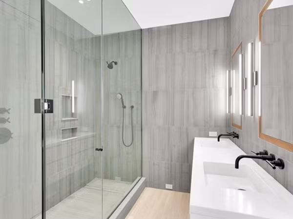  Có 3 phòng tắm lớn và một phòng tắm nhỏ trong nhà. 