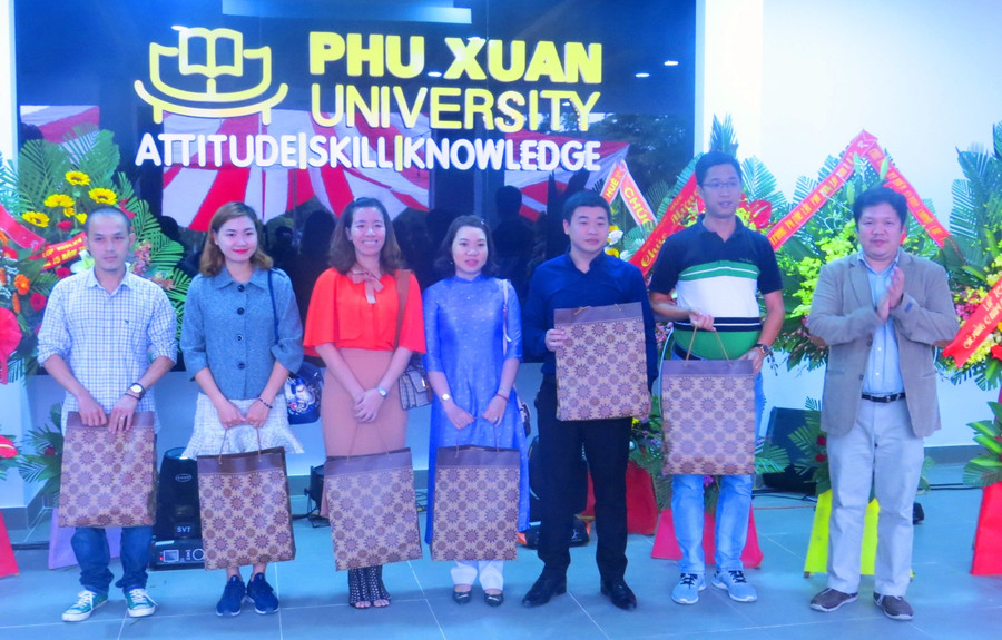 Cũng trong dịp này, nhà trường đã tặng quà, vinh danh cựu sinh viên có nhiều đóng góp cho trường ĐH Phú Xuân Cũng trong dịp này, nhà trường đã tặng quà, vinh danh cựu sinh viên có nhiều đóng góp cho trường ĐH Phú Xuân