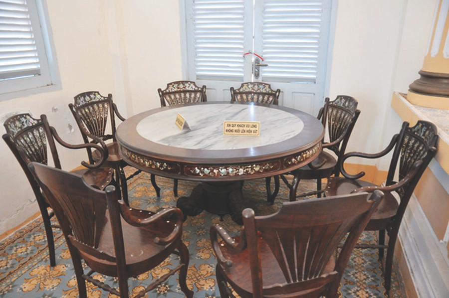 Bộ bàn ghế với đường nét sắc sảo