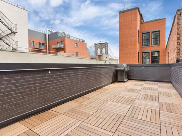  Trên tầng cao nhất có sân thượng thoáng, rộng để ngắm cảnh xung quanh. 