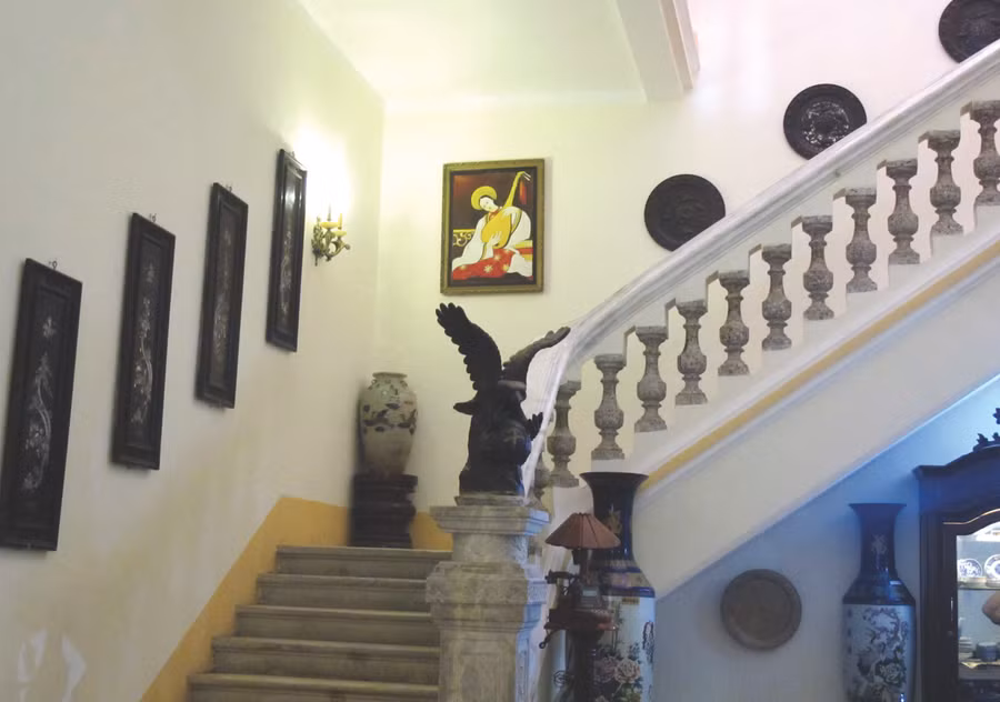 Tranh ảnh được treo mọi ngóc ngách trong nhà