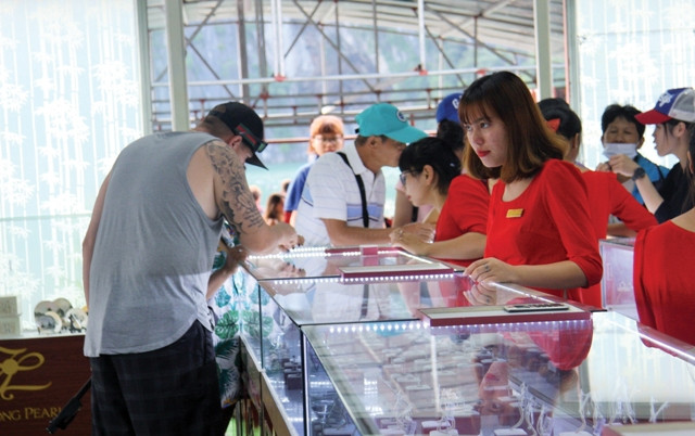 Ngọc trai Hạ Long có độ thuần khiết cao, sang trọng và quyến rũ không thua kém bất cứ sản phẩm ngọc trai nào trên thế giới