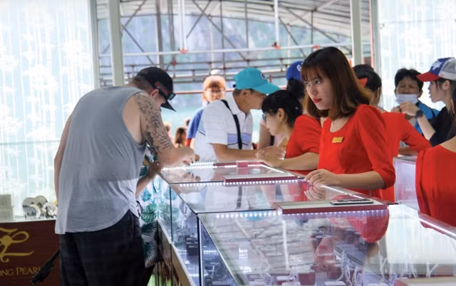 Ngọc trai Hạ Long có độ thuần khiết cao, sang trọng và quyến rũ không thua kém bất cứ sản phẩm ngọc trai nào trên thế giới