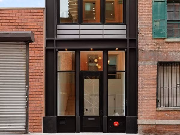  Căn nhà này được xây dựng trên mảnh đất hẹp còn lại sau khi xây một chung cư gồm có 5 căn hộ bên cạnh. 