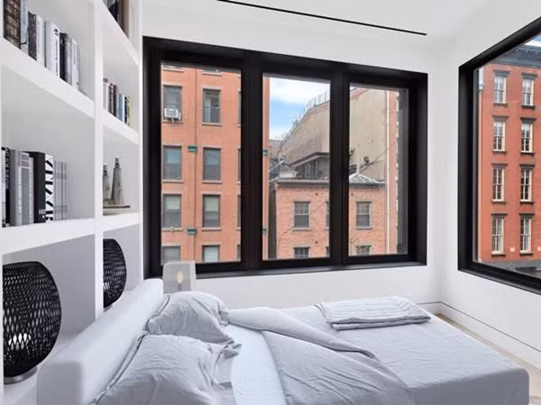  Ở mặt trước của căn nhà là các cửa sổ lớn giúp đón ánh sáng vào trong để tạo sự thoáng mát, giảm cảm giác chật chội. 