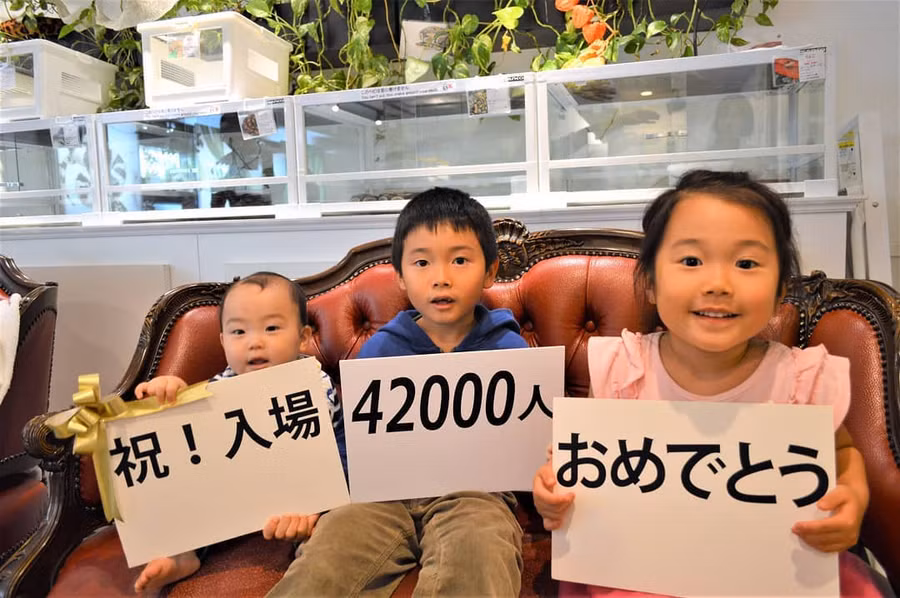 quan ca phe cho phep moi nguoi om hon ran, lieu ban co dam thu? hinh anh 2