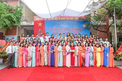 Tập thể càn bộ - giáo viên – nhân viên nhà trường Tập thể càn bộ - giáo viên – nhân viên nhà trường