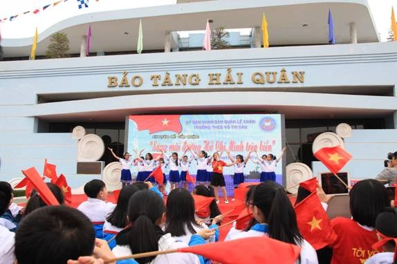 Tiết mục văn nghệ của học sinh tại chuyên đề “Sống mãi đường Hồ Chí Minh trên biển”