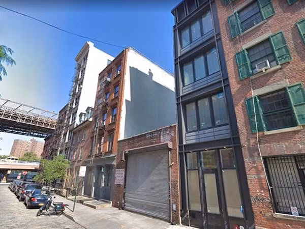  Một căn nhà phố ở khu Hạ Manhattan, New York, Mỹ với phòng rộng nhất có chiều ngang chỉ 3m sắp được bán với giá 5 triệu USD (~116 tỷ đồng). 